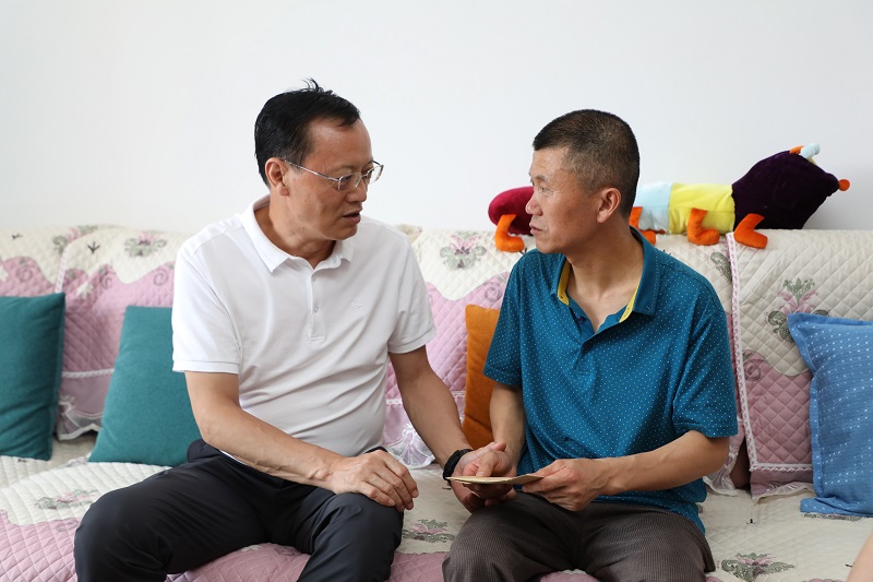 “在黨30余年，感謝你們” ——生態(tài)水泥公司“七一”前夕走訪(fǎng)慰問(wèn)老黨員