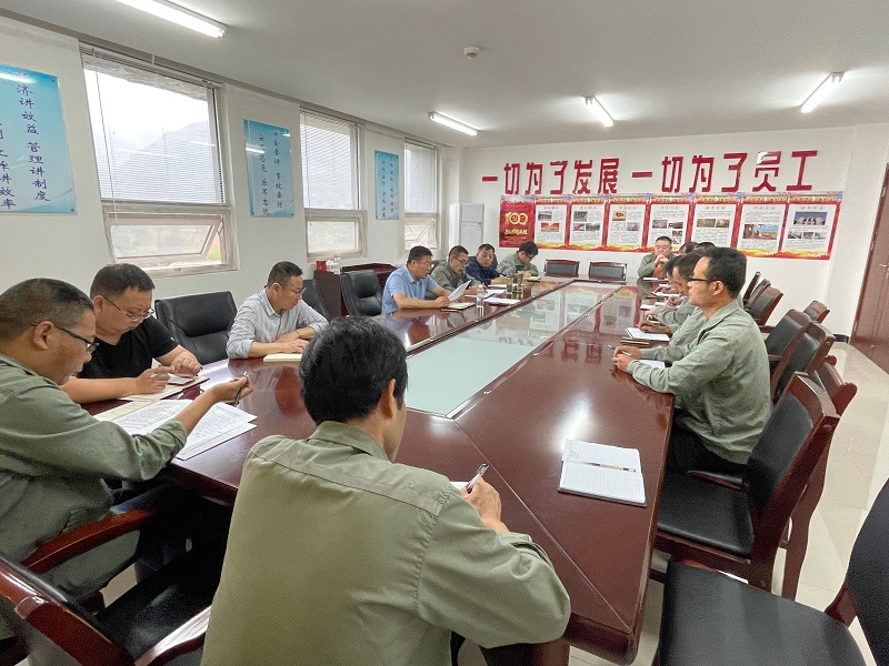 黃陵公司學(xué)習傳達生態(tài)水泥公司防范和化解重大風(fēng)險專(zhuān)題會(huì )議精神