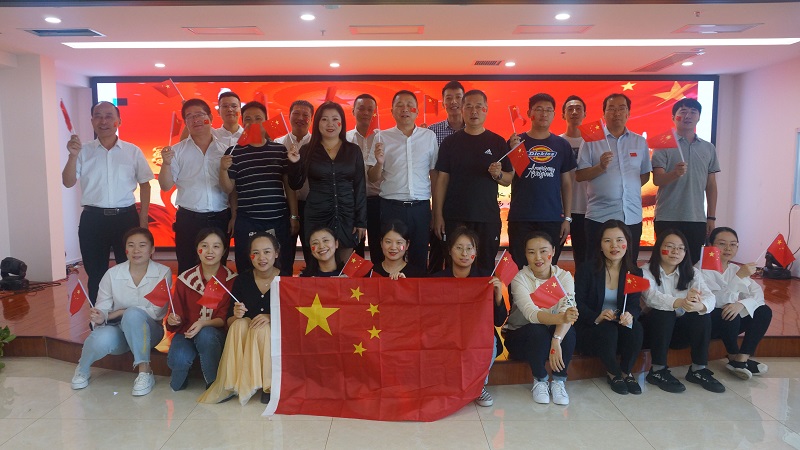 攜手迎國慶 同心跟黨走：市場(chǎng)營(yíng)銷(xiāo)部開(kāi)展“樂(lè )迎國慶 祝福祖國”國慶慶?；顒?dòng)