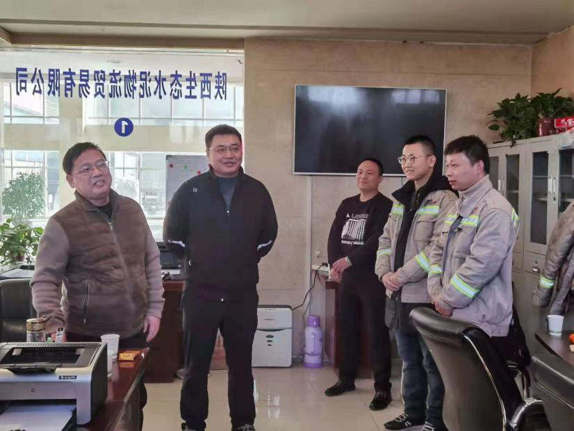 公司領(lǐng)導春節期間慰問(wèn)一線(xiàn)職工