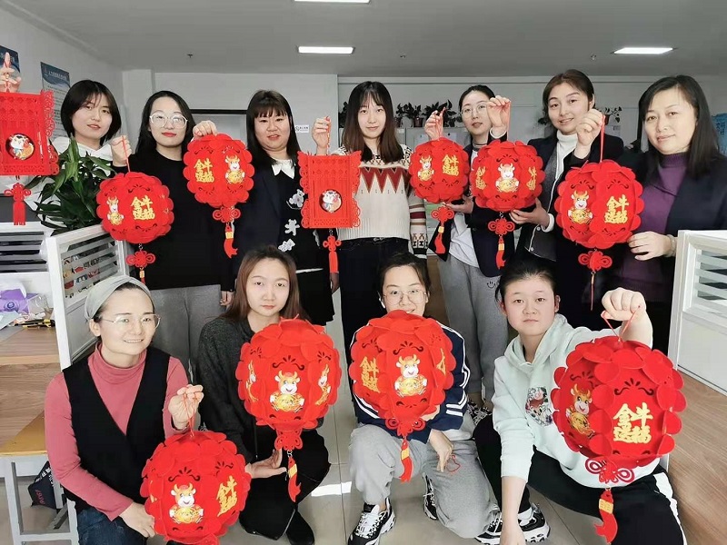 物貿公司：巧手做花燈，傳承民俗情