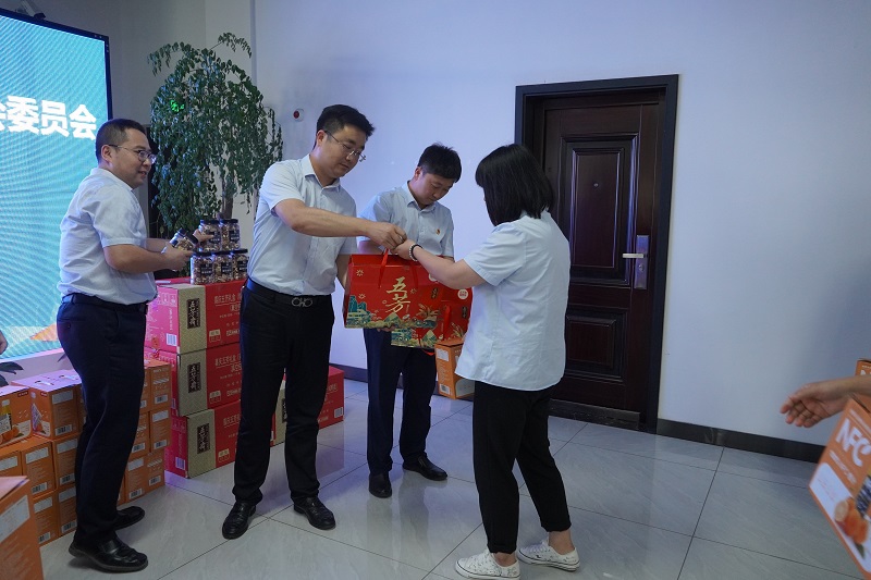情系職工辦實(shí)事 慰問(wèn)一線(xiàn)暖人心—智引公司工會(huì )開(kāi)展端午節走訪(fǎng)節慰問(wèn)活動(dòng)