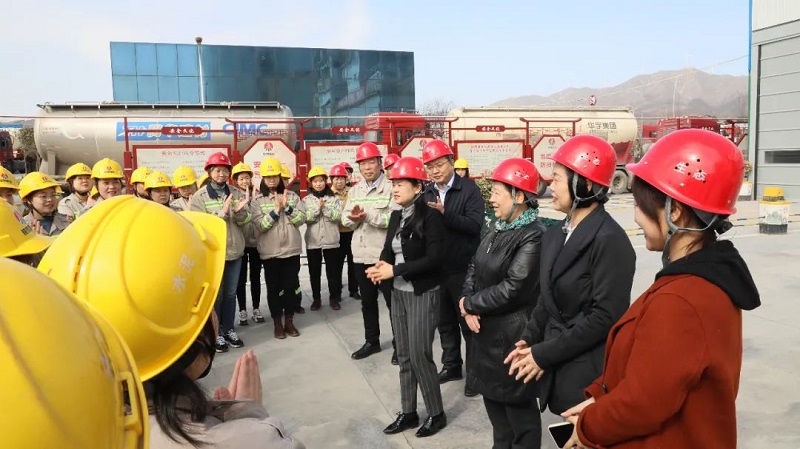 省總工會(huì )女職委走基層慰問(wèn)富平公司一線(xiàn)女職工