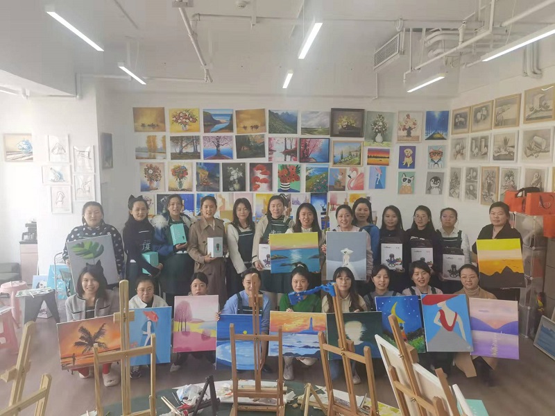 市場(chǎng)營(yíng)銷(xiāo)部開(kāi)展“樂(lè )享長(cháng)安春 浪漫女神節”油畫(huà)創(chuàng  )作活動(dòng)