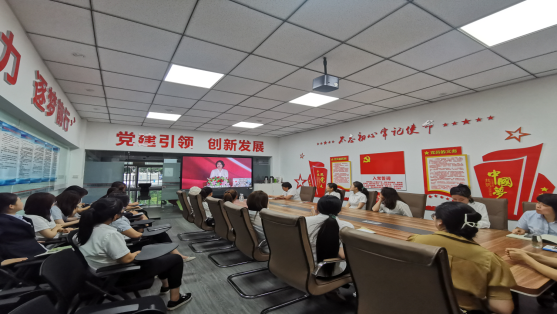 公司工會(huì )組織觀(guān)看勞模宣講會(huì )