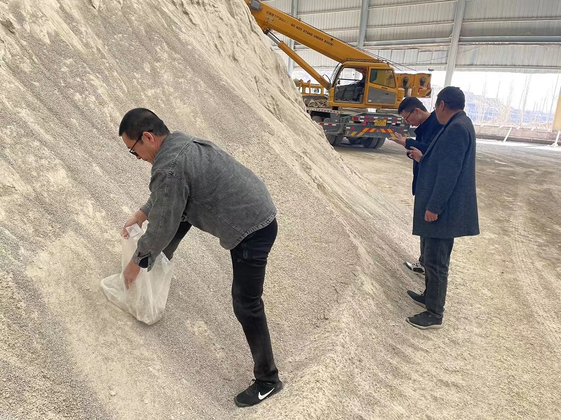 黃陵公司到銅川市弘鑫鈣業(yè)有限公司等多家石渣公司開(kāi)展市場(chǎng)調研