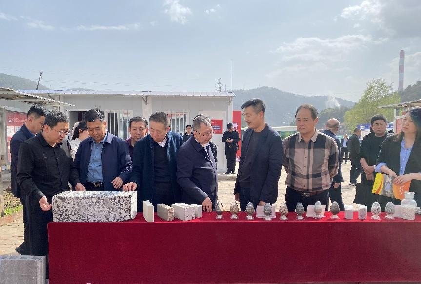 延安市人大常委會(huì )副主任牛永紅一行到黃陵新材公司考察指導工作