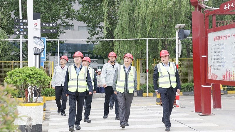 中國建筑材料企業(yè)管理協(xié)會(huì )秘書(shū)長(cháng)張思豐一行到富平公司調研指導工作