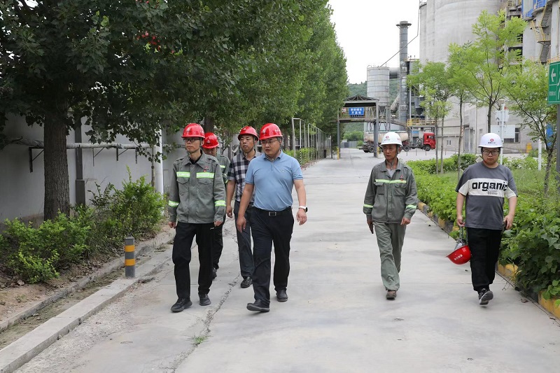 陜西建材科技公司黨委委員、副總經(jīng)理郭正亮到黃陵公司進(jìn)行安全環(huán)保督導檢查