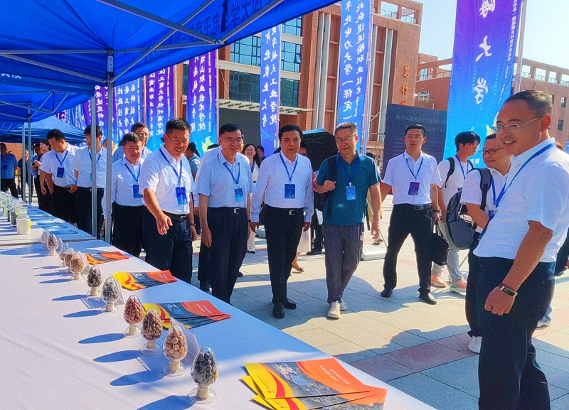 黃陵新材公司應邀參加“三創(chuàng  )”展銷(xiāo)會(huì )