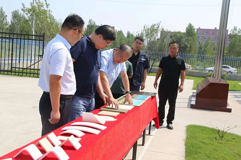 中國水泥協(xié)會(huì )秘書(shū)長(cháng)王郁濤赴龍門(mén)綠碳公司調研指導工作