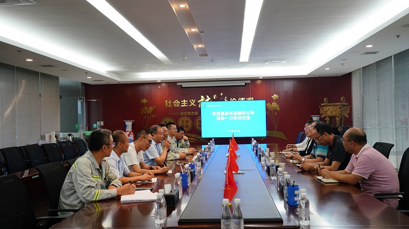 星原集團水泥建材有限公司董事長(cháng)楊云星一行到富平公司座談交流