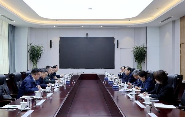 省發(fā)展改革委副主任、能源局局長(cháng)何鐘一行到陜煤集團調研穩增長(cháng)工作
