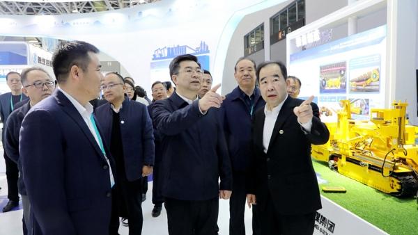 省政府黨組成員陳春江到絲博會(huì )陜煤集團展位參觀(guān)指導