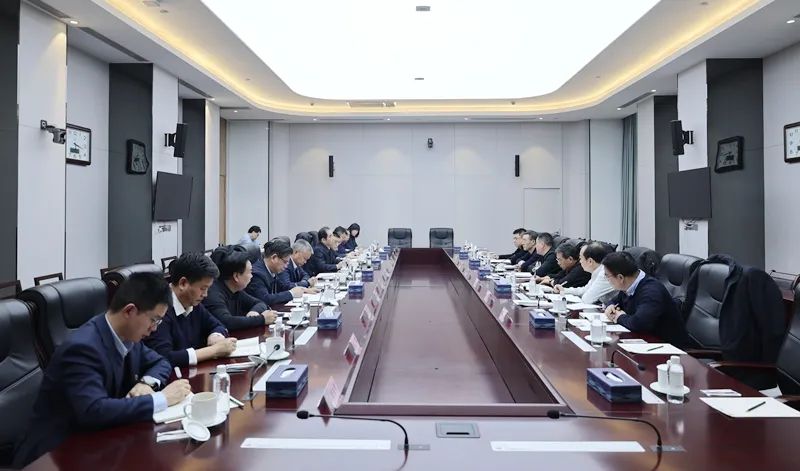 省發(fā)展改革委黨組成員、副主任，省能源局局長(cháng)何鐘一行到陜煤集團調研座談