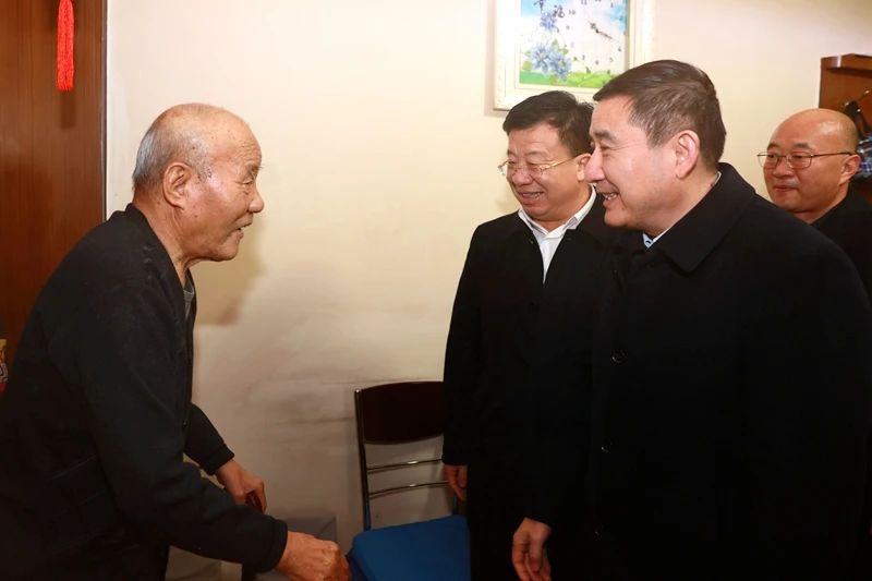 陜煤集團開(kāi)展2024年春節前送溫暖慰問(wèn)活動(dòng)