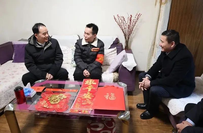 省國資委黨委書(shū)記任國到陜煤集團走訪(fǎng)慰問(wèn)困難黨員
