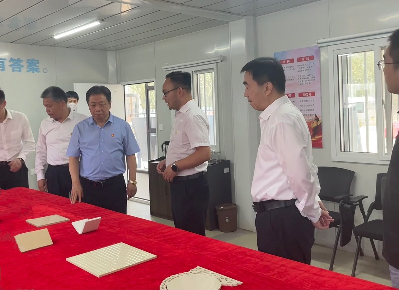 省人大常委會(huì )副主任、渭南市委書(shū)記樊維斌一行到龍門(mén)綠碳公司調研指導