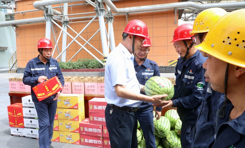 送清涼 聚合力 解難題 鼓干勁——張超暉走進(jìn)基層慰問(wèn)一線(xiàn)職工并調研指導工作